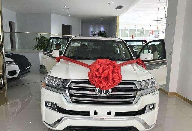 偶遇丰田陆巡运损车，4S店：从运输车上摔了下来，现在4折处理？