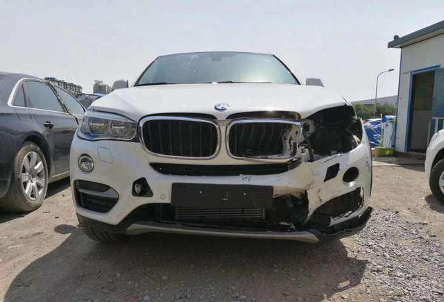 女司机花98万买的宝马X6, 还没出4S店就发生了车祸