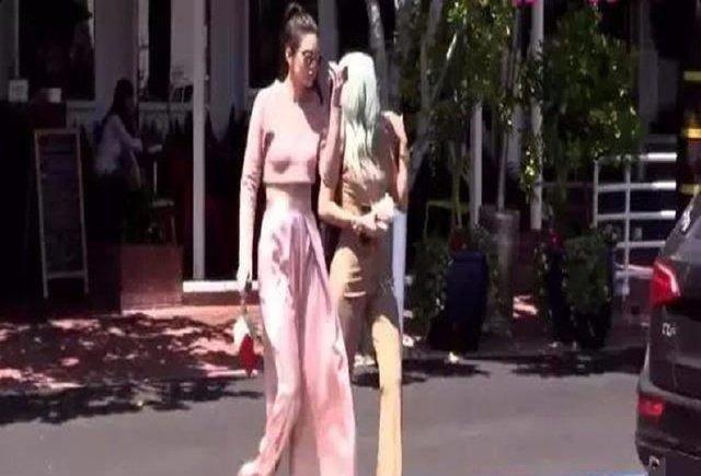 200万的豪华车现身街头, 车主出现那一刻, 无人再去看车了!