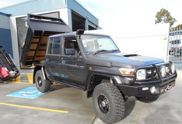 黑色丰田皮卡LC79改装方案