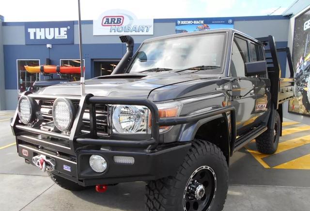 黑色丰田皮卡LC79改装方案