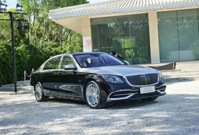 双色奔驰迈巴赫S680，买不起不要紧，看看又不花钱