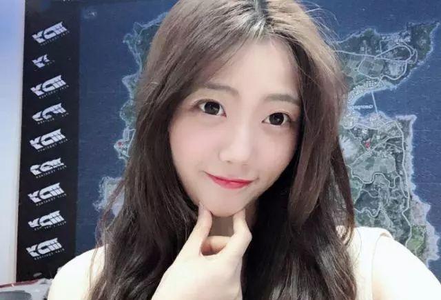 绝地求生：美女解说担任战队数据分析师引质疑，分析师是干嘛的？