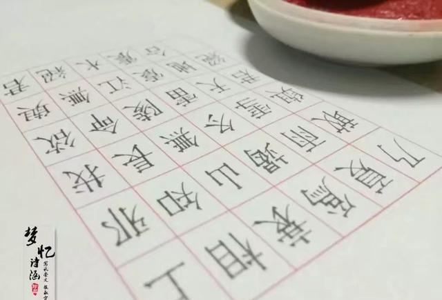仿宋是印刷字体的一种,仿照宋版书上所刻的字体,笔画粗细均匀,有长,方