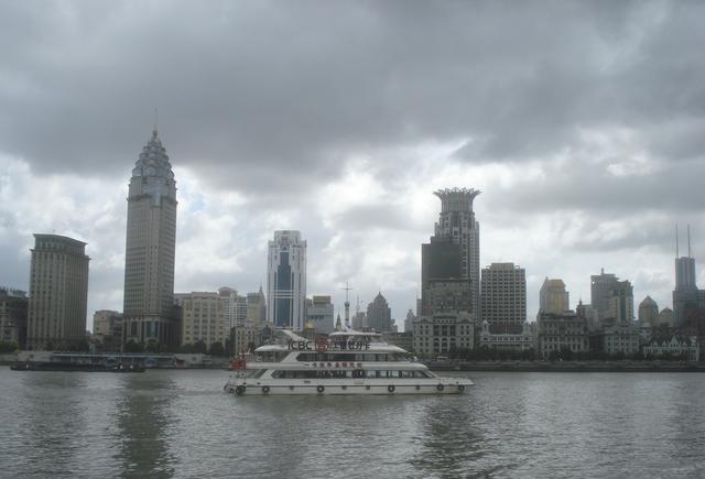 我眼中的浦东浦西, 国际大都市上海黄浦江两岸