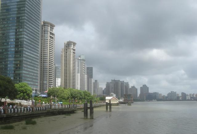 我眼中的浦东浦西, 国际大都市上海黄浦江两岸