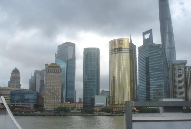 我眼中的浦东浦西, 国际大都市上海黄浦江两岸