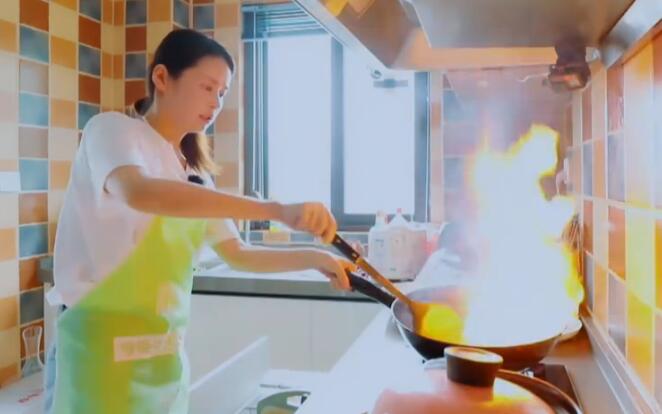 颖儿在家抢着做饭干活，还是谢娜聪明：不能说自己会做饭