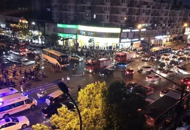 如果你是昨晚那位杭州失控的奔驰车主,怎么做