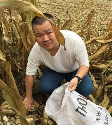 岳云鹏穿个白色体恤下地里干活有点业余,这被抓拍到的表情看起来有点