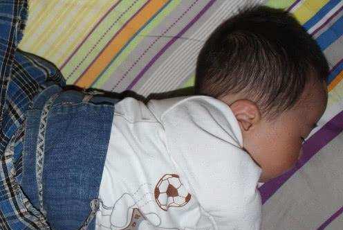 2岁宝宝先积食,后肠胃感染高烧40度住院,老人