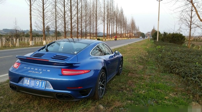 这次进城买车直接将保时捷卡宴的车牌过上了这辆保时捷911 turbo s上
