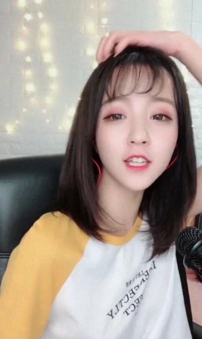 网红莉哥被爆无美颜无滤镜照片,网友:这是一个