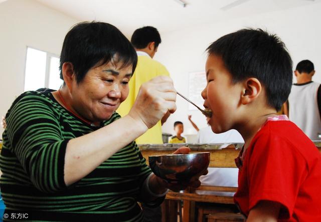 婆婆这样给孙子喂饭,导致4岁孩子感染幽门螺杆