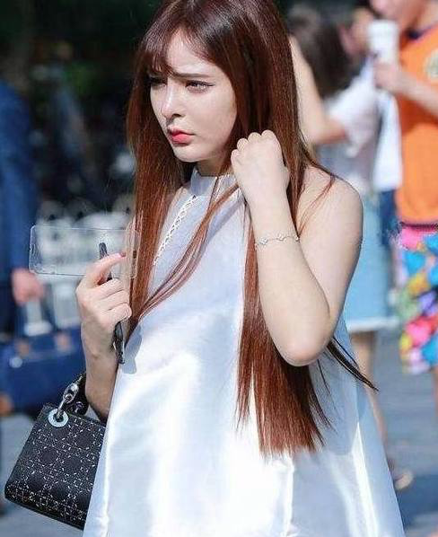 气质人妻街拍,女神身姿丰满撩人