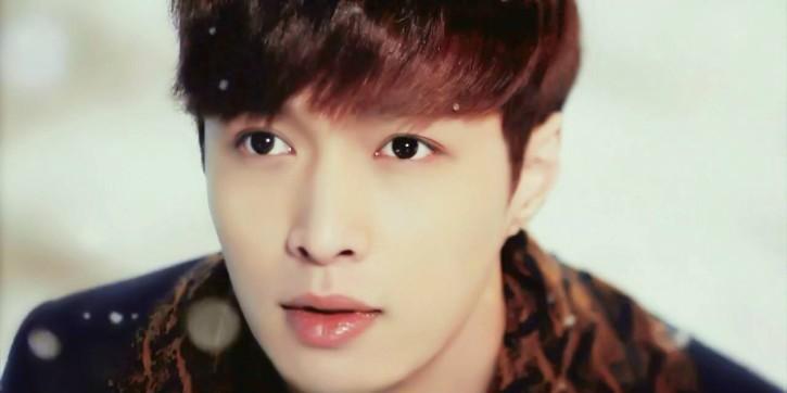 张艺兴为新人送祝福狗粮吃不停被何炅调侃