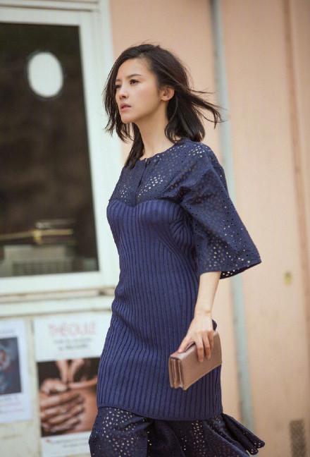 百变杨子姗变精致小女人,高叉针织裙尽显好身材,网友:气质出众
