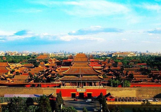 几乎完全复制故宫的横店,两者都被评为5A景区