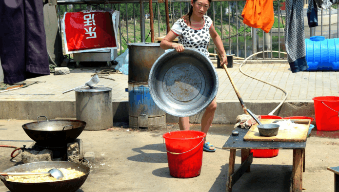 能干的女厨师给农民工做饭