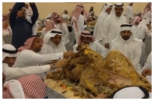 迪拜土豪们怎么吃烧烤的?上来就是一整只骆驼，果然大气!