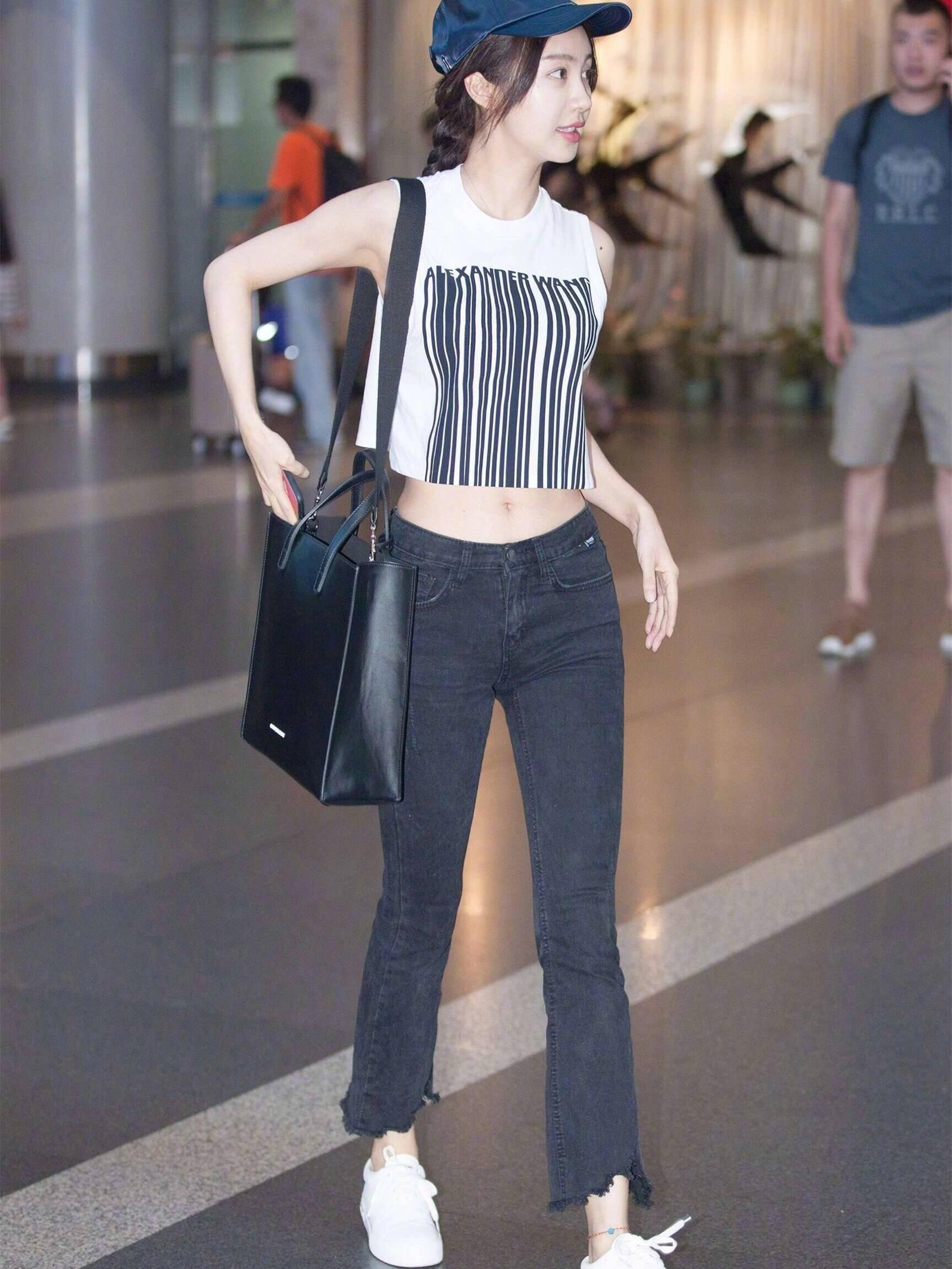 李菲儿真大胆，30岁还穿露腰装配热裤，这居然是166cm身高的腿!