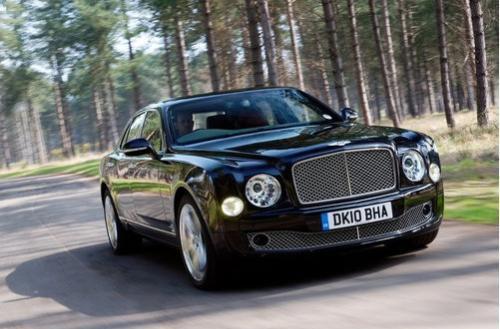 金标宾利慕尚在上牌时被刮蹭, 车主担心损坏加重叫人抬车