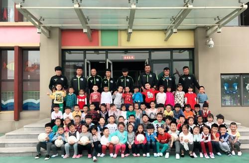 足球走进大连湾中心幼儿园