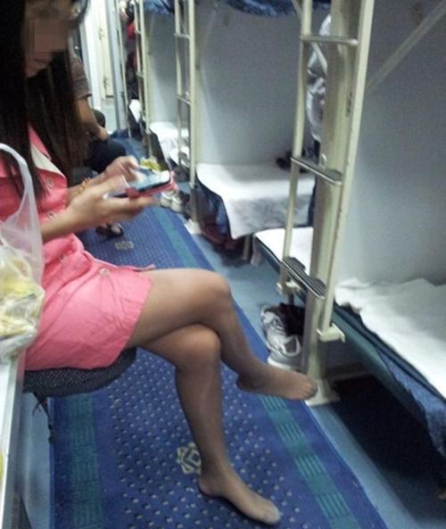 火车卧铺应不应该脱鞋? 你们怎么看?