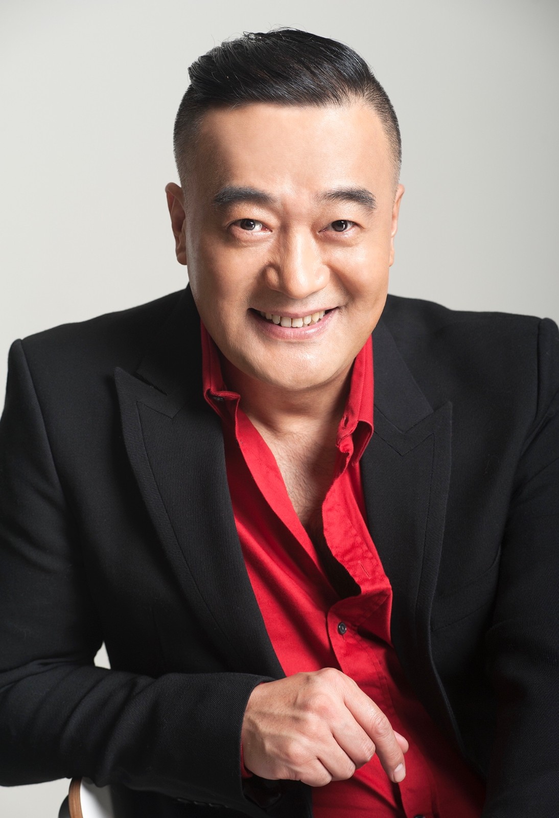 王建新《最美的安排》变身"痴心汉"颠覆"老爹形象"