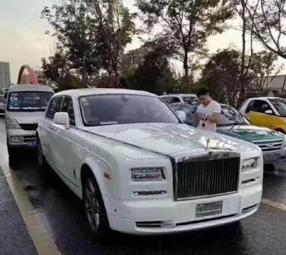 劳斯莱斯被长安追尾, 气人的是没买商业险, 肠子都悔青