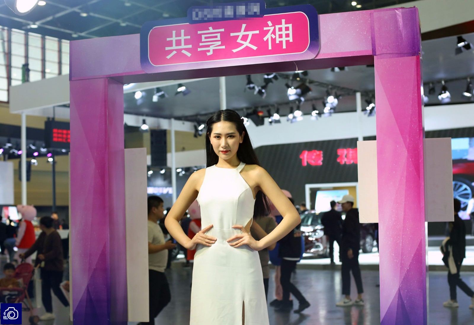 汽车商家“共享女友”活动遭围观,男子:哪有胆子参加