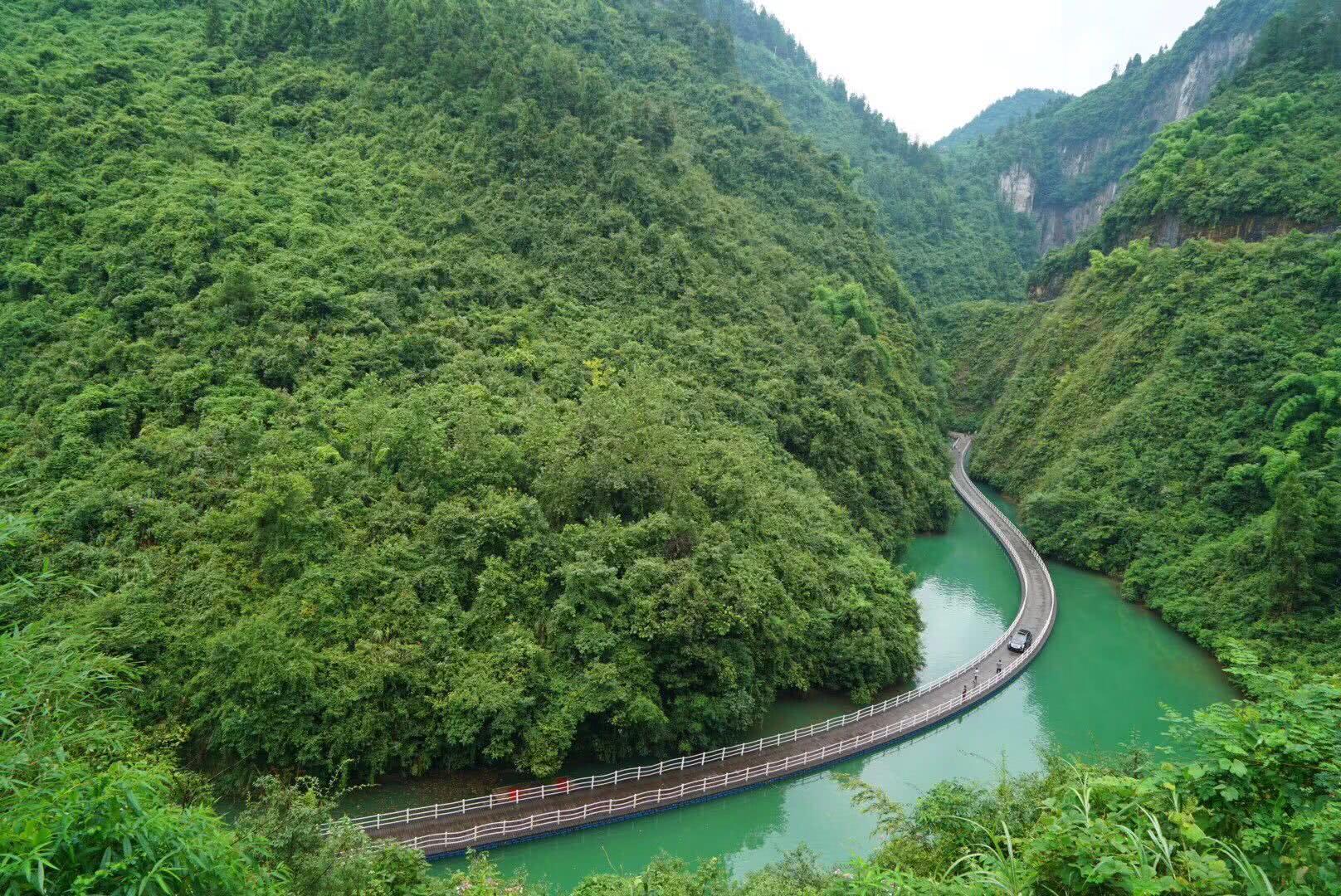 汽车居然可以水上漂!人间秘境的浮桥，中国又一个网红旅游地!