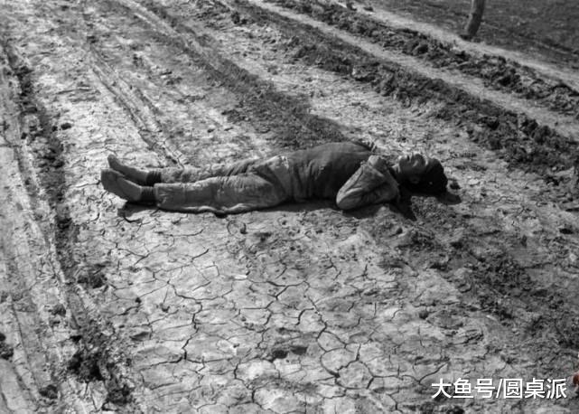 图为一名饿死在路上的饥民.