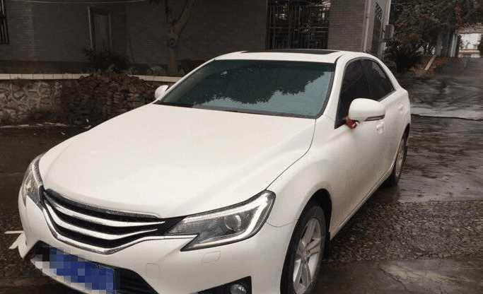 丰田锐志对撞摩托车, 下车查看后锐志车主当场崩溃