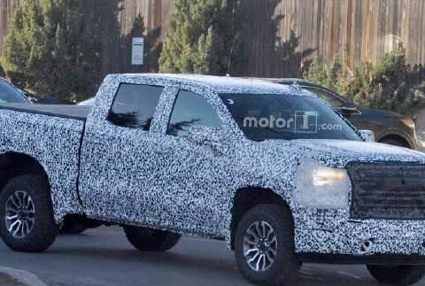 GMC塞拉利昂全地形骑高谍照，仍然穿着迷彩