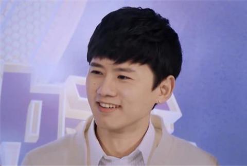 曾为6万的车代言，今身价10亿开800万劳斯莱斯，写一首歌能买路虎