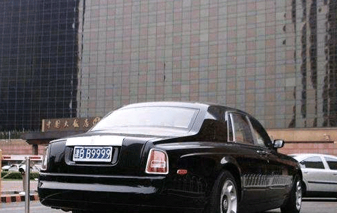 王刚老师的座驾, 顶级豪车配专职司机, 车牌仅次于九五至尊
