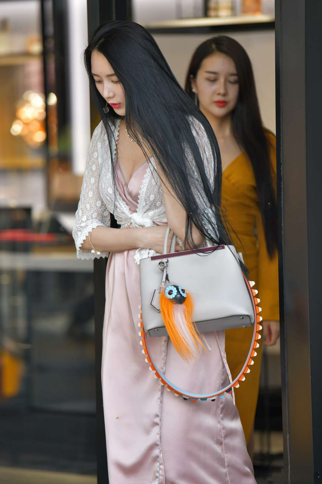 街拍:小姐姐和闺蜜都穿深v连衣裙,曲线优美,养眼!