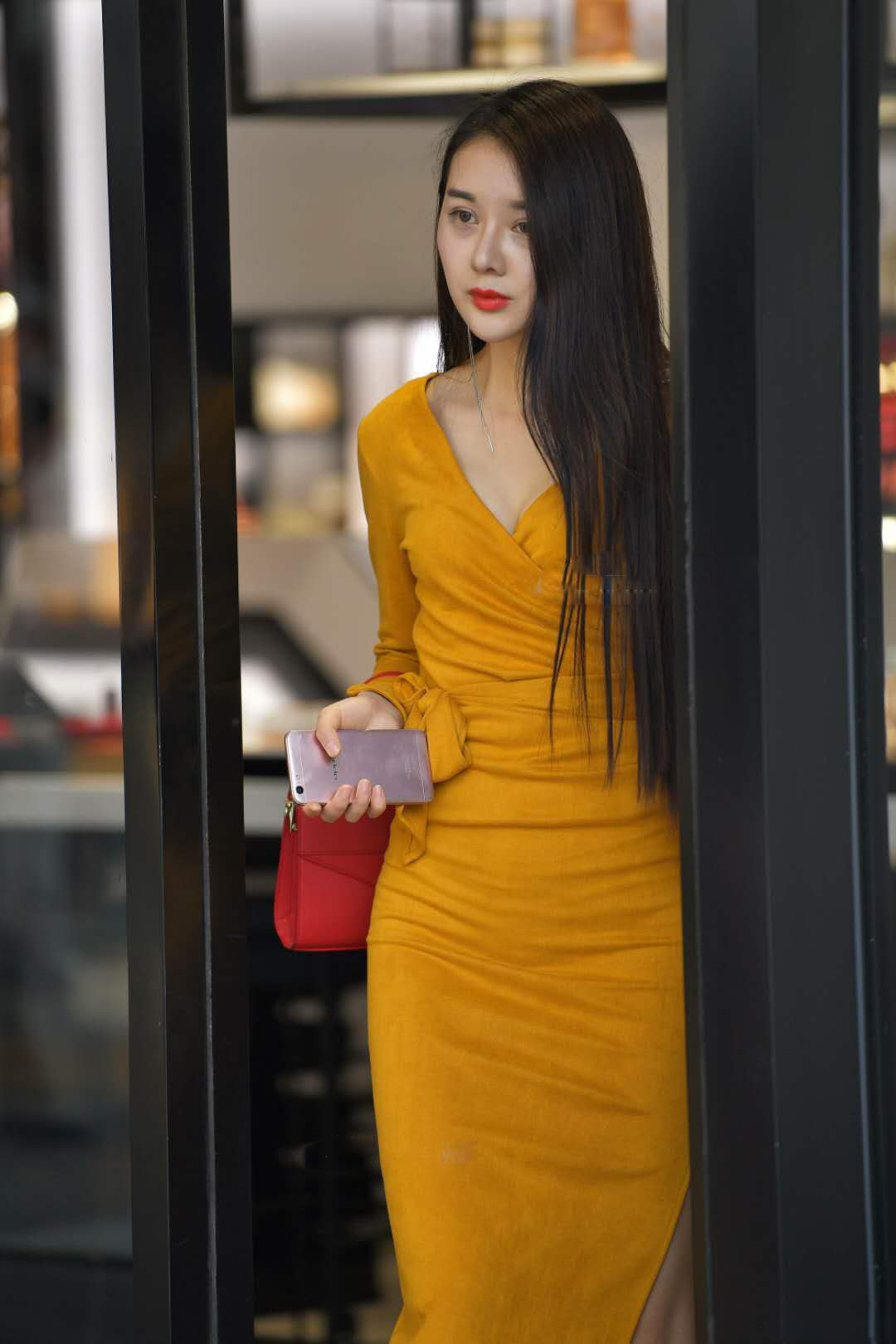 街拍:小姐姐和闺蜜都穿深V连衣裙,曲线优美,养