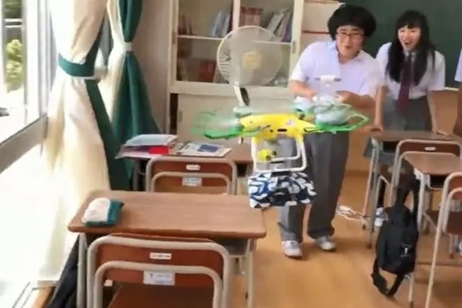90后上课吃零食vs00后上课吃零食,网友:00后这操作我服