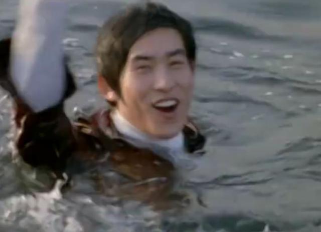 泰罗奥特曼第一集:菊花怪把最后一只超兽吃了