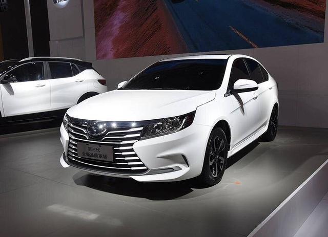 国产又一平民轿跑登场，前脸敢和长安比美，网友：卖4万得火