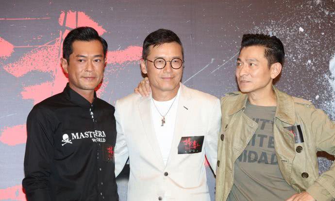 60岁苗侨伟和刘德华古天乐同框，帅气逼人，被喊“白马王子”