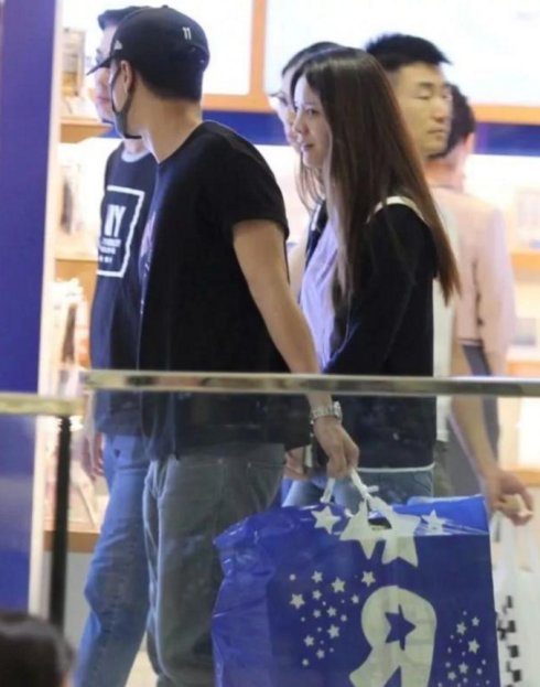 力证大嫂地位?嫩模张馨月跟林峰堂妹林夏薇合影曝光