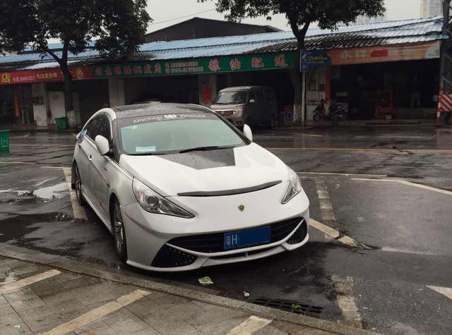 现代索纳塔八 改成了法拉利的样子