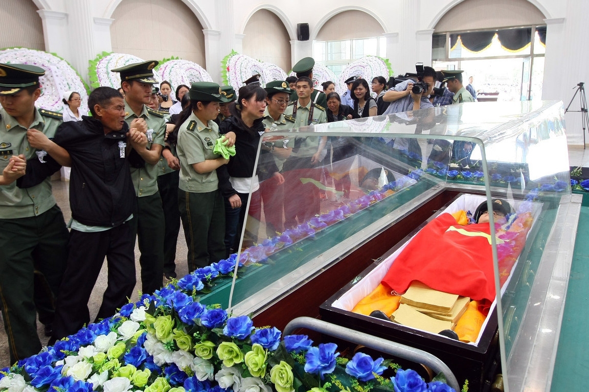 烈士魂归故里,亲人们撕心裂腹的10个送别瞬间