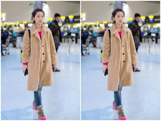 周冬雨终于穿对了，驼色大衣搭配红毛衣，这才是美少女该有的样子