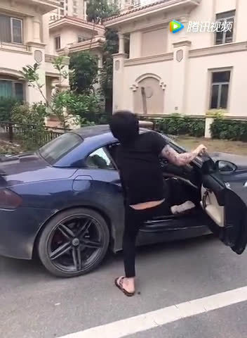 价值几十万的宝马敞篷车，看到乘客上车方式我直接懵了！  ​