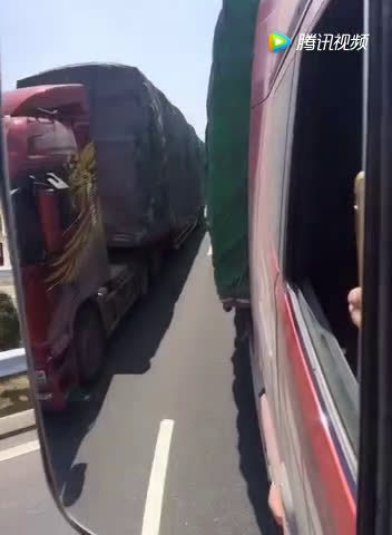 价值几十万的福田大卡车，超车那一刻才知道车有多霸气！  ​