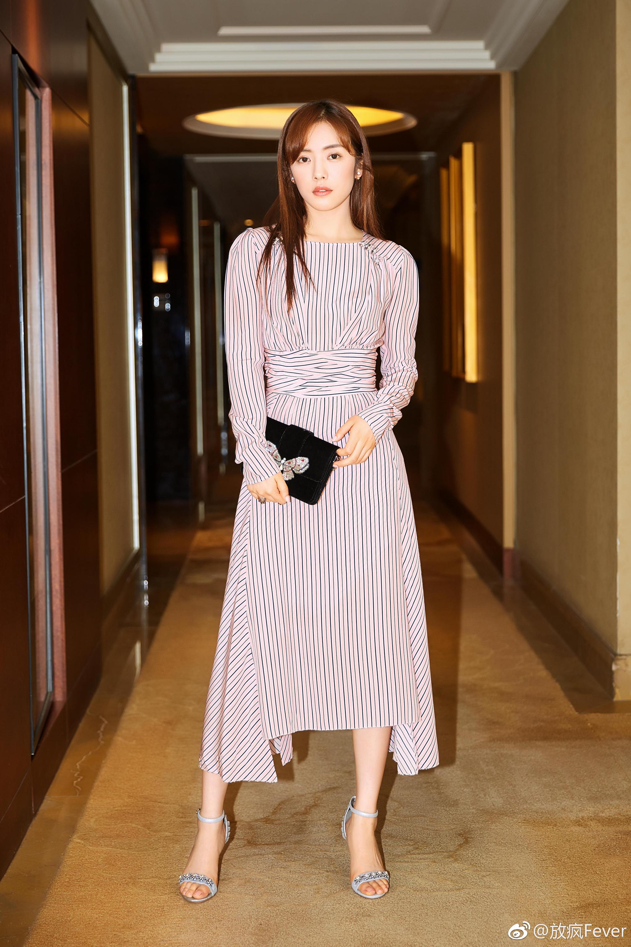 蔡文静身穿FENDI 2018春夏系列亮相《脱身》